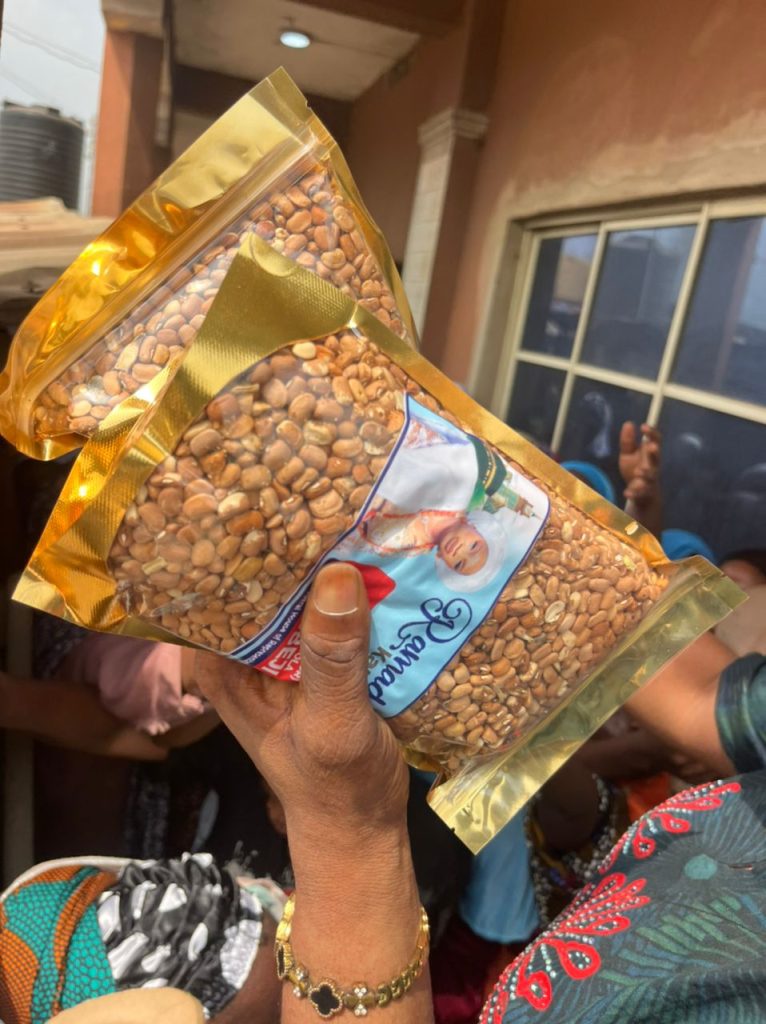 Elegbeji Distributes Ramadan Food Palliatives to Muslim Faithful at Isara Central Mosque, Oke Oja, Isara Remo